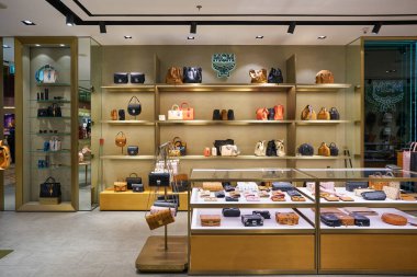 SINGAPORE - CIRCA JANUARY, 2020: Çantalar Singapur Changi Havaalanı 'ndaki MCM mağazasında sergileniyor.