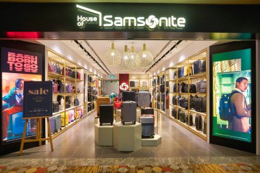SINGAPORE - CIRCA JANUARY, 2020: Çantalar Singapur 'daki Samsonite Havaalanı' nda sergileniyor.