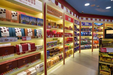 SINGAPORE - CIRCA JANUARY, 2020: Singapur Changi Havaalanı 'ndaki dükkanda tatlılar sergileniyor.