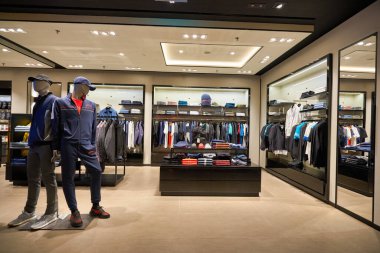 SINGAPORE - CIRCA JANUARY, 2020: Singapur Changi Havaalanı 'ndaki Hugo Boss mağazasında giysiler sergileniyor. Hugo Boss AG, merkezi Metzingen 'de bulunan lüks bir Alman moda evi..