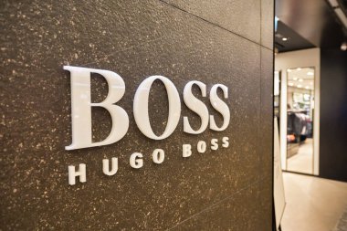 SINGAPORE - CIRCA JANUARY, 2020: Singapur Changi Havaalanı 'nda Hugo Boss tabelasının yakın çekimi. Hugo Boss AG, merkezi Metzingen 'de bulunan lüks bir Alman moda evi..