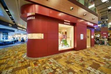 SINGAPORE - CIRCA JANUARY, 2020: Singapur Changi Havaalanı 'nda Hermes mağazası.