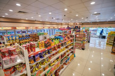 SINGAPORE - CIRCA JANUARY, 2020: Singapur Changi Havaalanı 'ndaki 7-11 mağazasının dahili çekimi.