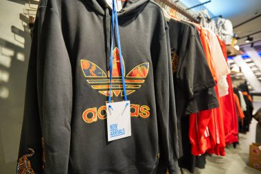 SINGAPORE - CIRCA JANUARY, 2020: Singapur Changi Havaalanı 'ndaki Adidas mağazasında giysiler sergileniyor.