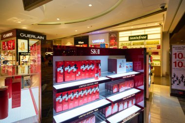 SINGAPORE - CIRCA JANUARY, 2020: Changi Havaalanı 'nda sergilenen SK-II kişisel bakım ürünleri.