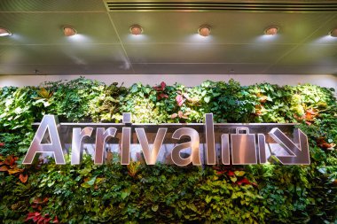 SINGAPORE - CIRCA JANUARY, 2020: Singapur Changi Uluslararası Havalimanı 'nda görüldüğü üzere varış işaretinin yakın çekimi.