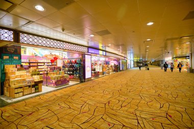 SINGAPORE - CIRCA JANUARY, 2020: Singapur Changi Havaalanı 'nın içi. Changi Havaalanı Singapur 'a hizmet veren büyük bir sivil havaalanıdır..
