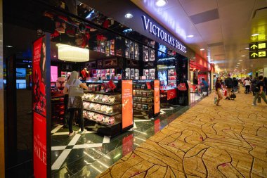 SINGAPORE - CIRCA JANUARY, 2020: Changi Havaalanı 'ndaki Victoria' s Secret mağazasında sergilenen mallar.