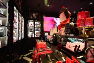 SINGAPORE - CIRCA JANUARY, 2020: Changi Havaalanı 'ndaki Victoria' s Secret 'ın iç çekimleri.