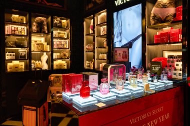 SINGAPORE - CIRCA JANUARY, 2020: Changi Havaalanı 'ndaki Victoria' s Secret 'ın iç çekimleri.