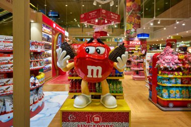 SINGAPORE - CIRCA JANUARY, 2020: M ve M kırmızı karakter Singapur Changi Havaalanı 'nda sergileniyor.