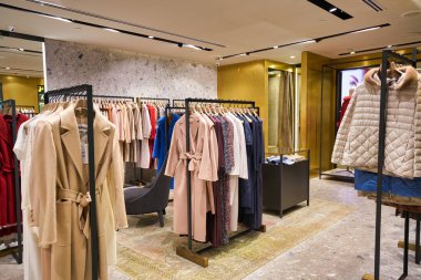 SINGAPORE - CIRCA JANUARY, 2020: Giysiler Singapur Changi Havaalanı 'ndaki Max Mara mağazasında sergileniyor. Max Mara bir İtalyan moda işidir..