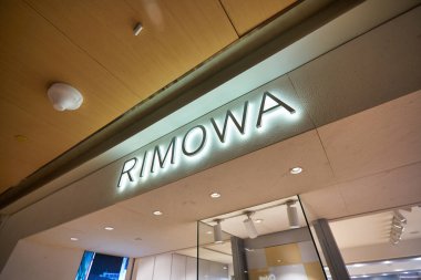 SINGAPORE - CIRCA JANUARY, 2020: Rimowa markası Singapur Changi Havaalanı 'nın bir mağaza girişinin üzerinde.