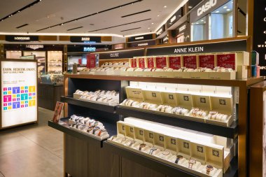 SINGAPORE - CIRCA JANUARY, 2020: Singapur Changi Havaalanı 'ndaki mağazada saat.