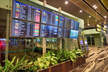 SINGAPORE - CIRCA JANUARY, 2020: Singapur Changi Uluslararası Havalimanı 'nda görüldüğü üzere uçuş takvimi gözlemcileri.