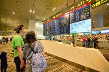 SINGAPORE - CIRCA JANUARY, 2020: Uçuş bağlantı bilgi panosu Singapur Changi Havaalanı, Terminal 3 'te görüldü. Changi Havaalanı Singapur 'a hizmet veren büyük bir sivil havaalanıdır..