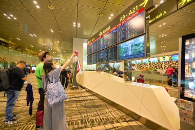 SINGAPORE - CIRCA JANUARY, 2020: Uçuş bağlantı bilgi panosu Singapur Changi Havaalanı, Terminal 3 'te görüldü. Changi Havaalanı Singapur 'a hizmet veren büyük bir sivil havaalanıdır..