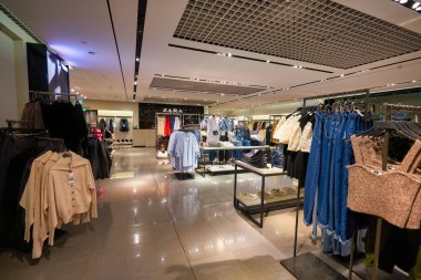 SINGAPORE - CIRCA JANUARY, 2020: Singapur Changi Havaalanı 'ndaki Zara mağazasında giysi sergileniyor. Zara İspanyol giyim perakendecisi, hızlı moda konusunda uzmandır..