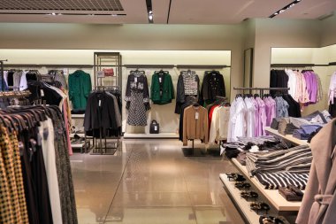 SINGAPORE - CIRCA JANUARY, 2020: Singapur Changi Havaalanı 'ndaki Zara mağazasında giysi sergileniyor. Zara İspanyol giyim perakendecisi, hızlı moda konusunda uzmandır..