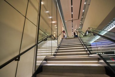 SINGAPORE - CIRCA JANUARY, 2020: Singapur Changi Havaalanı 'ndaki Zara mağazasının içi. Zara İspanyol giyim perakendecisi, hızlı moda konusunda uzmandır..