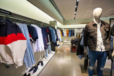 SINGAPORE - CIRCA JANUARY, 2020: Singapur Changi Havaalanı 'ndaki Zara mağazasında giysi sergileniyor. Zara İspanyol giyim perakendecisi, hızlı moda konusunda uzmandır..