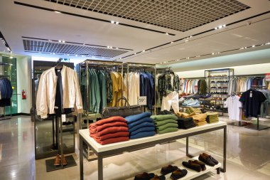 SINGAPORE - CIRCA JANUARY, 2020: Singapur Changi Havaalanı 'ndaki Zara mağazasında giysi sergileniyor. Zara İspanyol giyim perakendecisi, hızlı moda konusunda uzmandır..