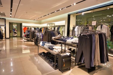 SINGAPORE - CIRCA JANUARY, 2020: Singapur Changi Havaalanı 'ndaki Zara mağazasında giysi sergileniyor. Zara İspanyol giyim perakendecisi, hızlı moda konusunda uzmandır..