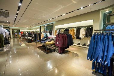 SINGAPORE - CIRCA JANUARY, 2020: Singapur Changi Havaalanı 'ndaki Zara mağazasında giysi sergileniyor. Zara İspanyol giyim perakendecisi, hızlı moda konusunda uzmandır..