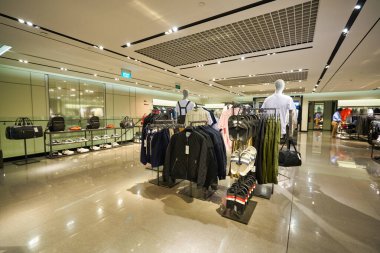 SINGAPORE - CIRCA JANUARY, 2020: Singapur Changi Havaalanı 'ndaki Zara mağazasında giysi sergileniyor. Zara İspanyol giyim perakendecisi, hızlı moda konusunda uzmandır..