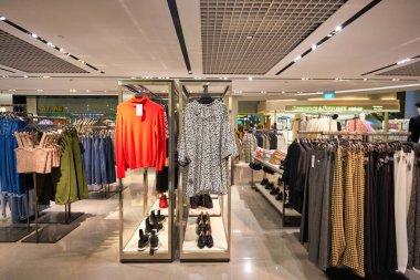 SINGAPORE - CIRCA JANUARY, 2020: Singapur Changi Havaalanı 'ndaki Zara mağazasında giysi sergileniyor. Zara İspanyol giyim perakendecisi, hızlı moda konusunda uzmandır..