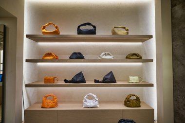 SINGAPORE - CIRCA JANUARY, 2020: Çantalar Singapur 'daki Bottega Veneta Havaalanı' nda sergileniyor.