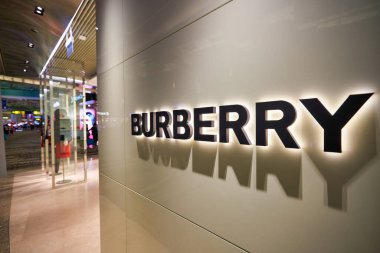 SINGAPORE - CIRCA JANUARY, 2020: Singapur Changi Havaalanı 'nda Burberry tabelasının yakın çekimi. Burberry Group PLC, İngiltere 'nin başkenti Londra' da bulunan lüks bir moda evi..