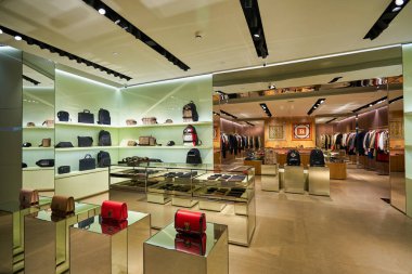 SINGAPORE - CIRCA JANUARY, 2020: Singapur Changi Havaalanı 'ndaki Burberry mağazasının içi. Burberry Group PLC, İngiltere 'nin başkenti Londra' da bulunan lüks bir moda evi..
