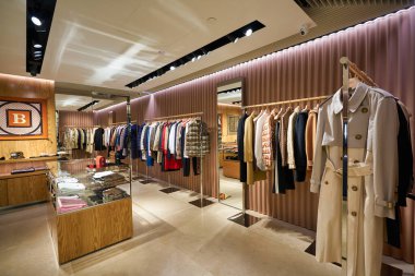 SINGAPORE - CIRCA JANUARY, 2020: Singapur Changi Havaalanı 'ndaki Burberry mağazasının içi. Burberry Group PLC, İngiltere 'nin başkenti Londra' da bulunan lüks bir moda evi..