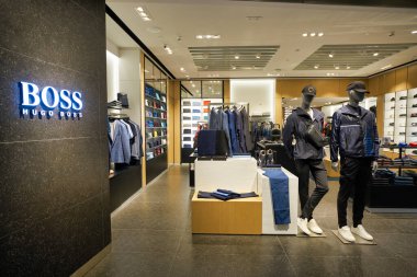 SINGAPORE - CIRCA JANUARY, 2020: Singapur Changi Havaalanı 'ndaki Hugo Boss mağazasında giysiler sergileniyor. Hugo Boss AG, merkezi Metzingen 'de bulunan lüks bir Alman moda evi..