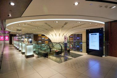 SINGAPORE - CIRCA JANUARY, 2020: Singapur Changi Havaalanı 'ndaki Şarap ve Ruhlar mağazasının içi.