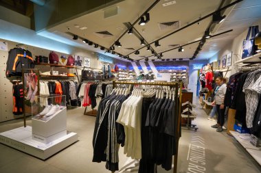 SINGAPORE - CIRCA JANUARY, 2020: Singapur Changi Havaalanı 'ndaki Adidas mağazasında giysiler sergileniyor.