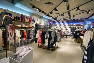 SINGAPORE - CIRCA JANUARY, 2020: Singapur Changi Havaalanı 'ndaki Adidas mağazasında giysiler sergileniyor.