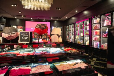 SINGAPORE - CIRCA JANUARY, 2020: Changi Havaalanı 'ndaki Victoria' s Secret 'ın iç çekimleri.