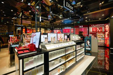 SINGAPORE - CIRCA JANUARY, 2020: Changi Havaalanı 'ndaki mağazada kişisel bakım ürünleri sergileniyor.