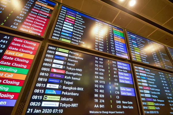 SINGAPORE - CIRCA JANUARY, 2020: Singapur Changi Uluslararası Havalimanı 'nda görüldüğü üzere uçuş takvimi gözlemcileri.