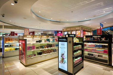 SINGAPORE - CIRCA JANUARY, 2020: Changi Havaalanı 'ndaki mağazada sergilenen parfümler.