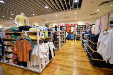 SINGAPORE - CIRCA JANUARY, 2020: Singapur Changi Havaalanı 'ndaki Uniqlo mağazasında giysi sergileniyor. Uniqlo bir Japon günlük giyim tasarımcısı, üretici ve perakendecisi..
