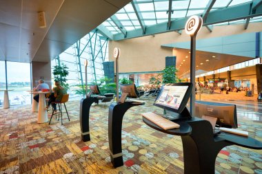 SINGAPORE - CIRCA JANUARY, 2020: Singapur Changi Havaalanı 'nın içi. Changi Havaalanı Singapur 'a hizmet veren büyük bir sivil havaalanıdır..