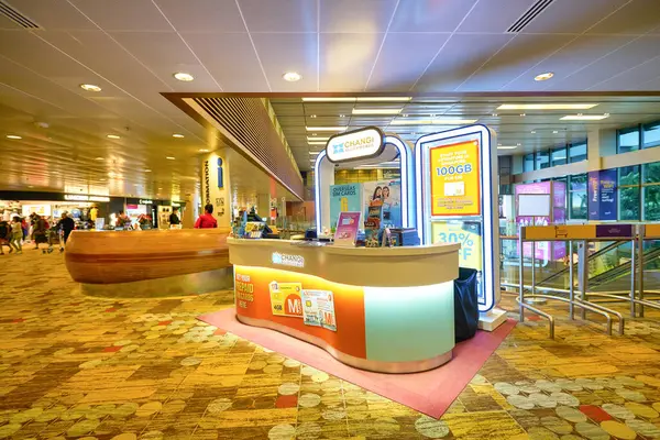 SINGAPORE - CIRCA JANUARY, 2020: Singapur Changi Havaalanı 'nın içi. Changi Havaalanı Singapur 'a hizmet veren büyük bir sivil havaalanıdır..