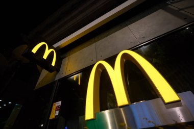 KUALA LUMPUR, MALAYSIA - CIRCA JANUARY, 2020: Kuala Lumpur 'daki McDonald' s restoranında Altın Kemer işareti.