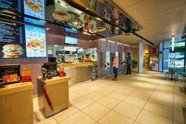 KUALA LUMPUR, MALAYSIA - CIRCA JANUARY, 2020: Kuala Lumpur 'daki McDonald' s restoranının iç çekimi.