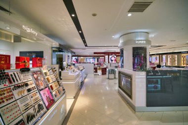 KUALA LUMPUR, MALAYSIA - CIRCA JANUARY, 2020: Kuala Lumpur 'daki Suria KLCC alışveriş merkezinde kişisel bakım ürünleri sergileniyor.