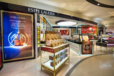 KUALA LUMPUR, MALAYSIA - CIRCA JANUARY, 2020: Estee Lauder kişisel bakım ürünleri Kuala Lumpur 'daki Suria KLCC alışveriş merkezinde sergileniyor.