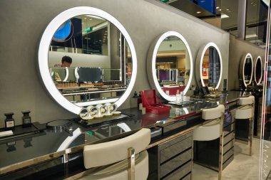 KUALA LUMPUR, MALAYSIA - CIRCA JANUARY, 2020: Tom Ford 'un Kuala Lumpur' daki Suria KLCC alışveriş merkezindeki iç çekimi.